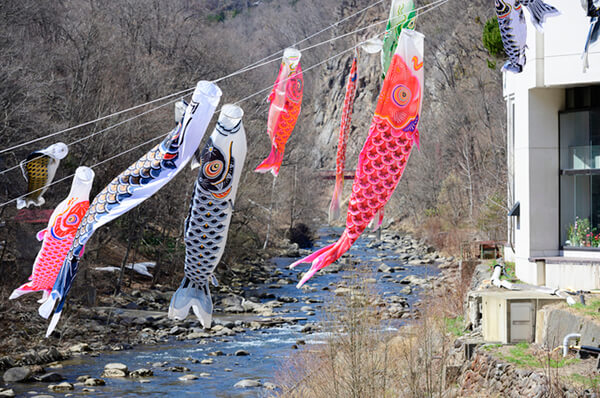 定山渓温泉渓流鯉のぼり