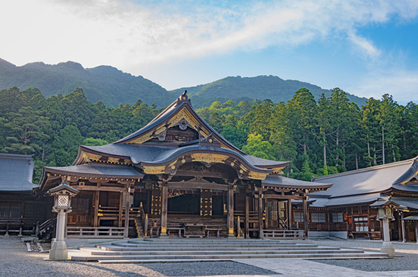 彌彦神社
